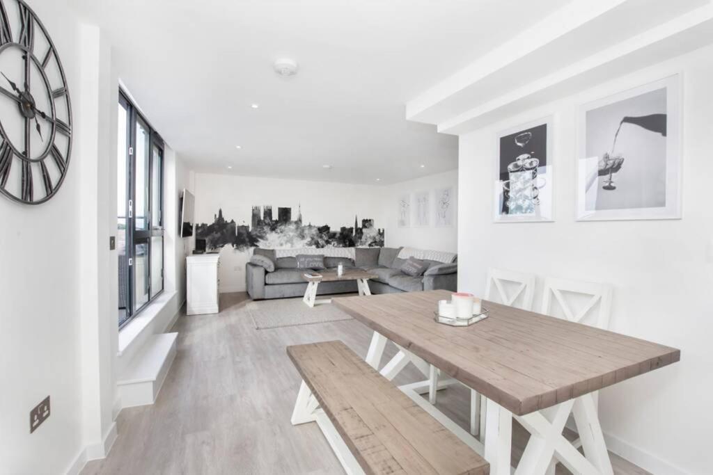 2 Bedroom Penthouse - Large Balcony - Minster View ヨーク エクステリア 写真