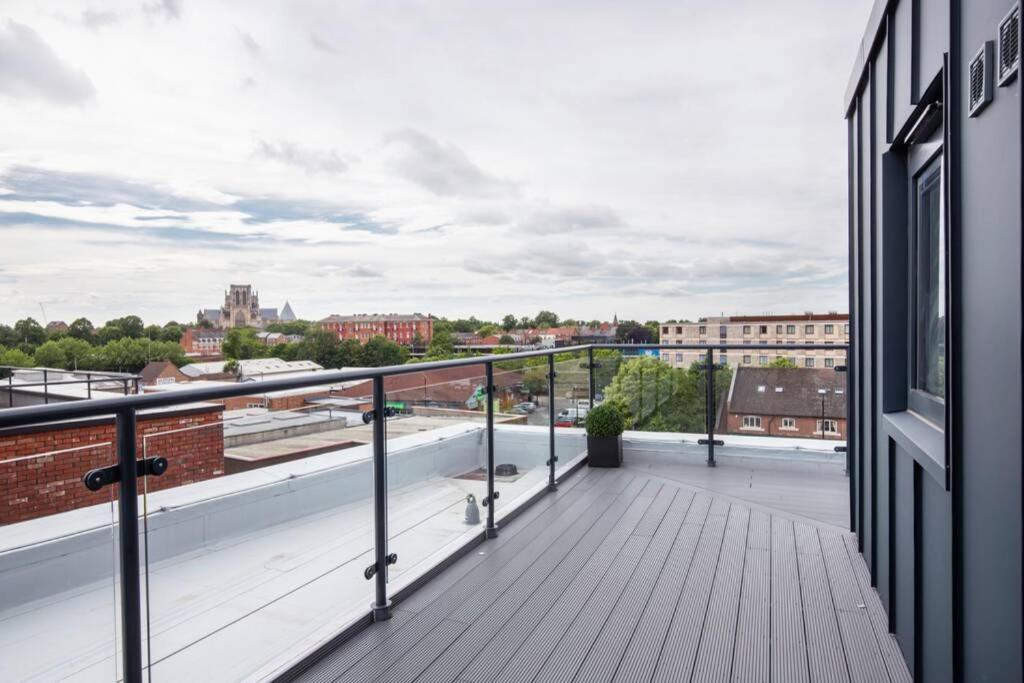 2 Bedroom Penthouse - Large Balcony - Minster View ヨーク エクステリア 写真